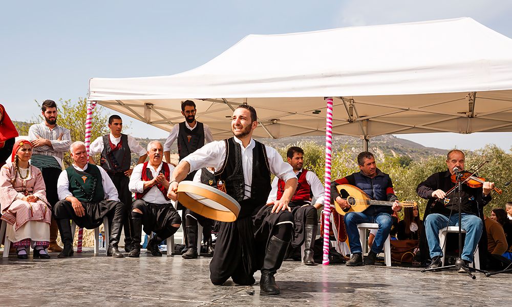 cyprus_cypriot-dancer-on-festival.jpg